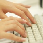 キーボードを打つ手
